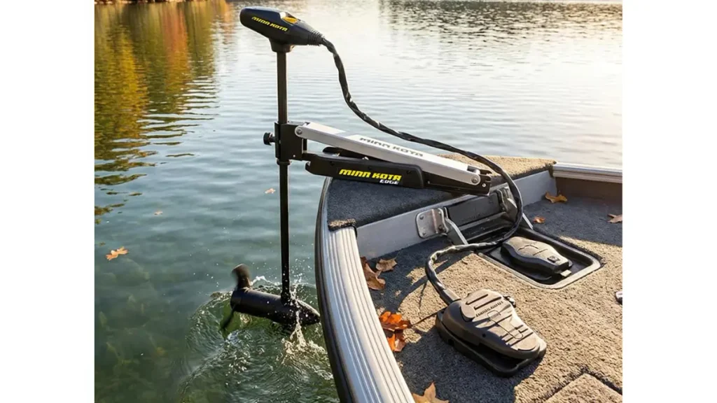 Motor elétrico ou motor de popa: qual escolher para cada pescaria? 2 Motor elétrico de proa instalado em barco de pesca esportiva.