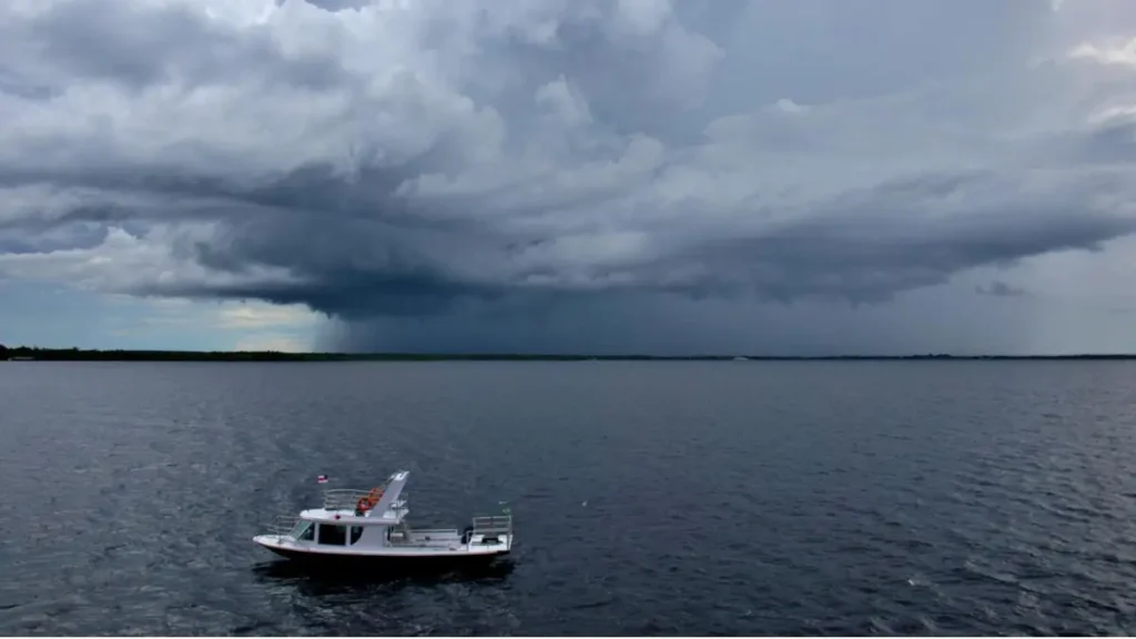 Segurança na pesca durante a chuva.