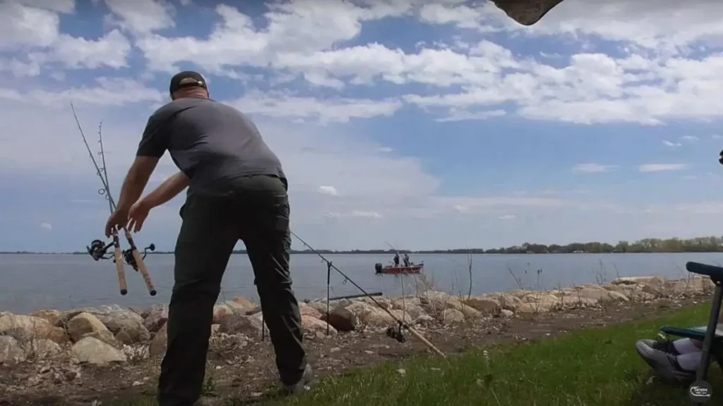 Comparação entre pesca a pé e pesca embarcada em água doce mostrando diferentes técnicas e posições de pesca.