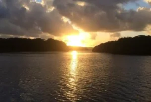 Estuário preservado no litoral de Pernambuco, utilizado para pesca esportiva em águas salobras.