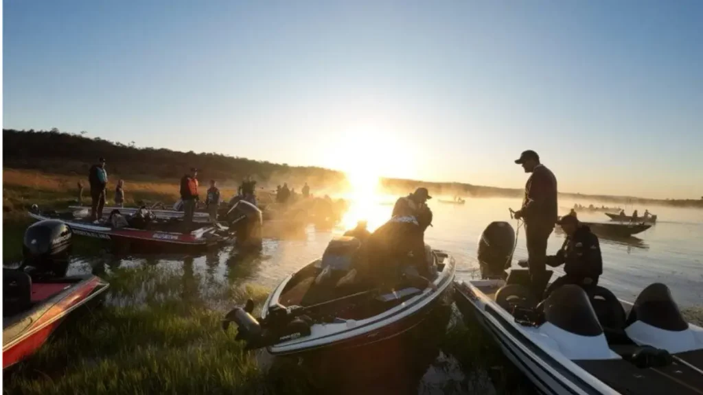 Turismo de pesca em Três Marias: por que virou referência nacional? 4 Embarcações se preparando para a pesca de tucunaré no Lago de Três Marias.