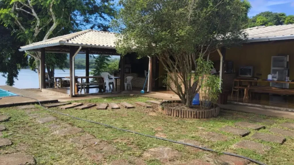 Rancho de pesca espaçoso para grupos, próximo a um rio de água doce.