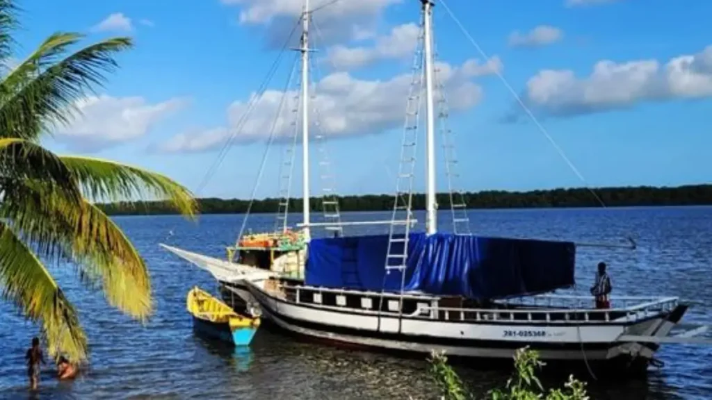 Rio Piauí, em Sergipe, com ambiente estuarino e áreas utilizadas para pesca.