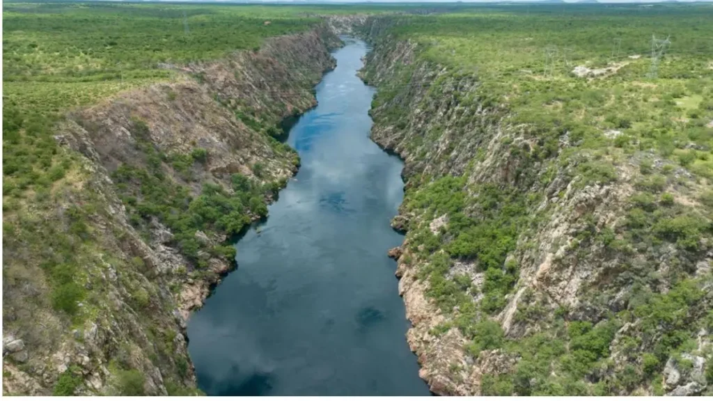 Bacias hidrográficas do Brasil: conheça as principais e os melhores peixes. 4 Paisagem do Rio São Francisco e sua bacia hidrográfica.