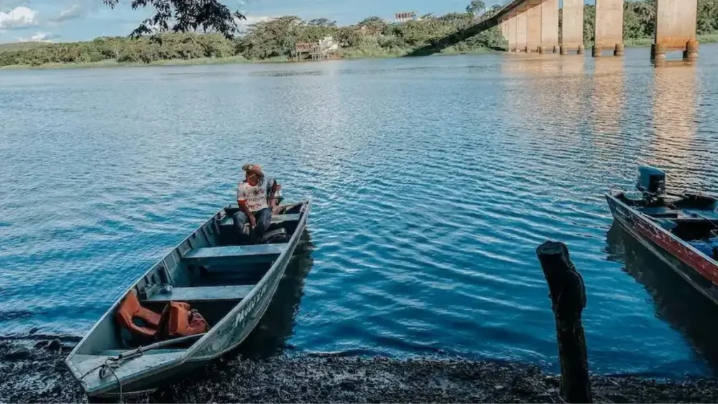 Turismo de pesca em Três Marias: por que virou referência nacional? 3 Trecho do Rio São Francisco próximo à barragem de Três Marias.