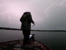 Segurança na pesca durante chuva e tempestade com raios em área de pesca aberta.