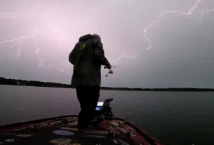 Segurança na pesca durante chuva e tempestade com raios em área de pesca aberta.
