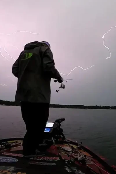 Segurança na pesca durante chuva e tempestade com raios em área de pesca aberta.