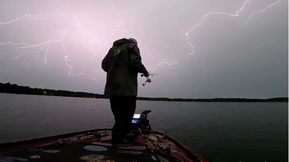 Segurança na pesca durante chuva e tempestade com raios em área de pesca aberta.