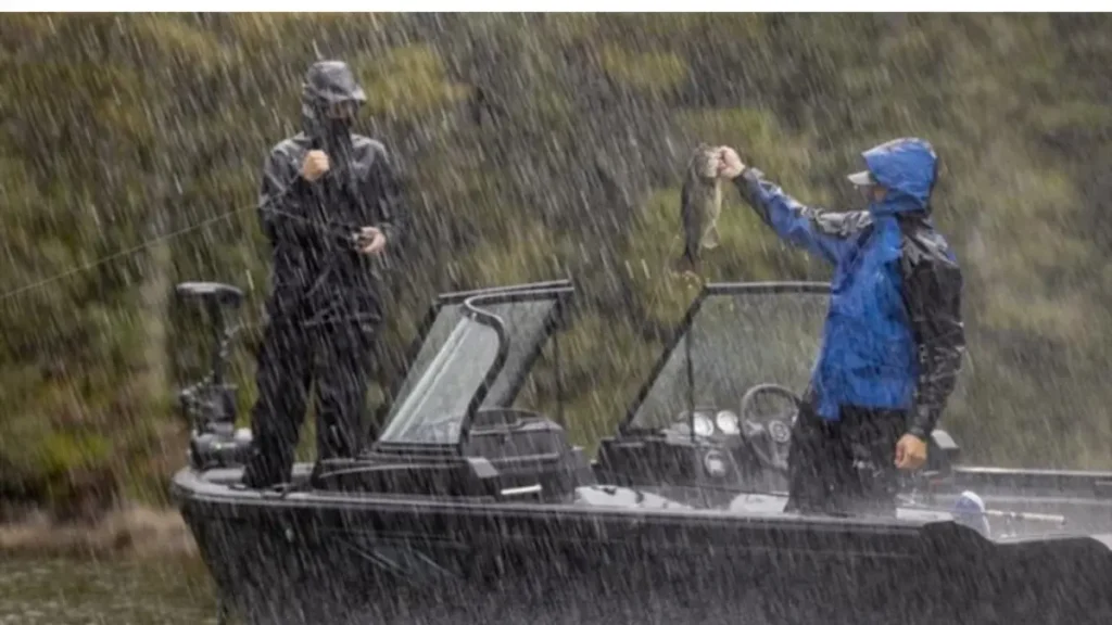 Pesca embarcada durante chuva forte com cuidados de segurança contra tempestades.