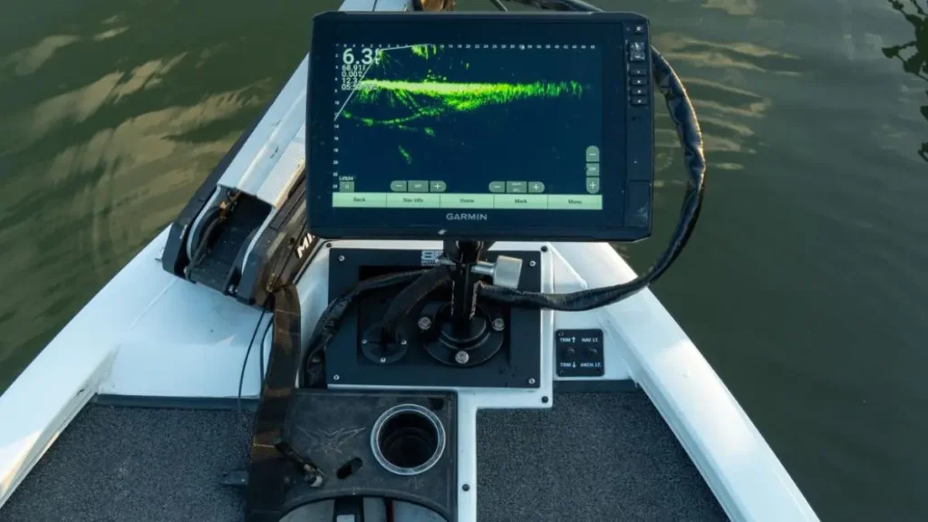 Tela de sonar de alta definição mostrando estruturas submersas durante uma pescaria. 