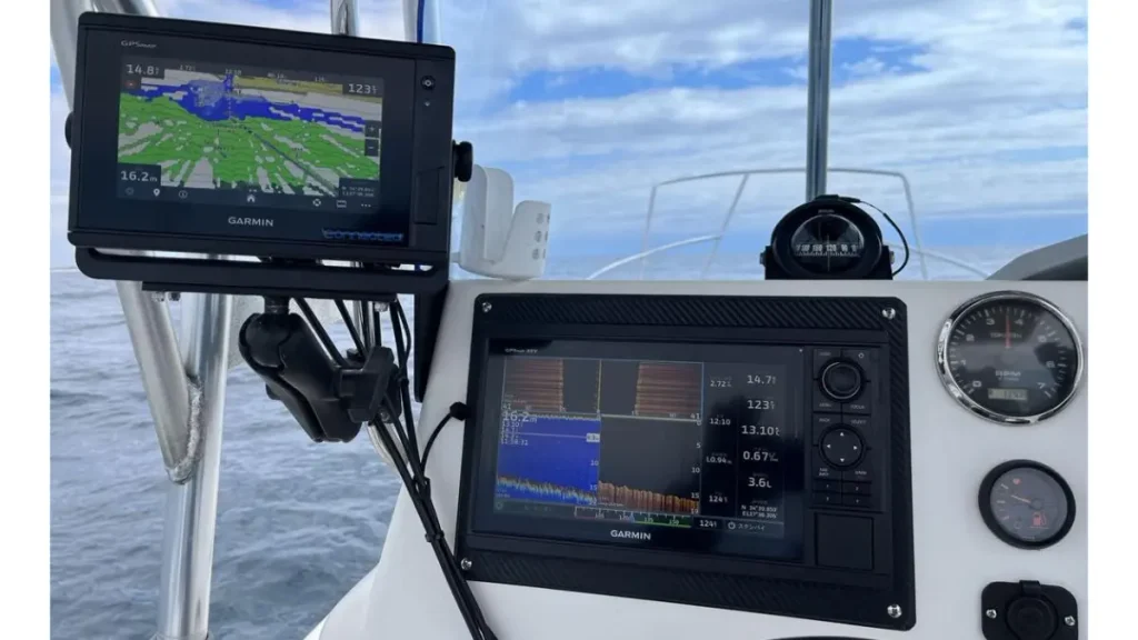 Equipamento combinando sonar e GPS em embarcação de pesca esportiva.