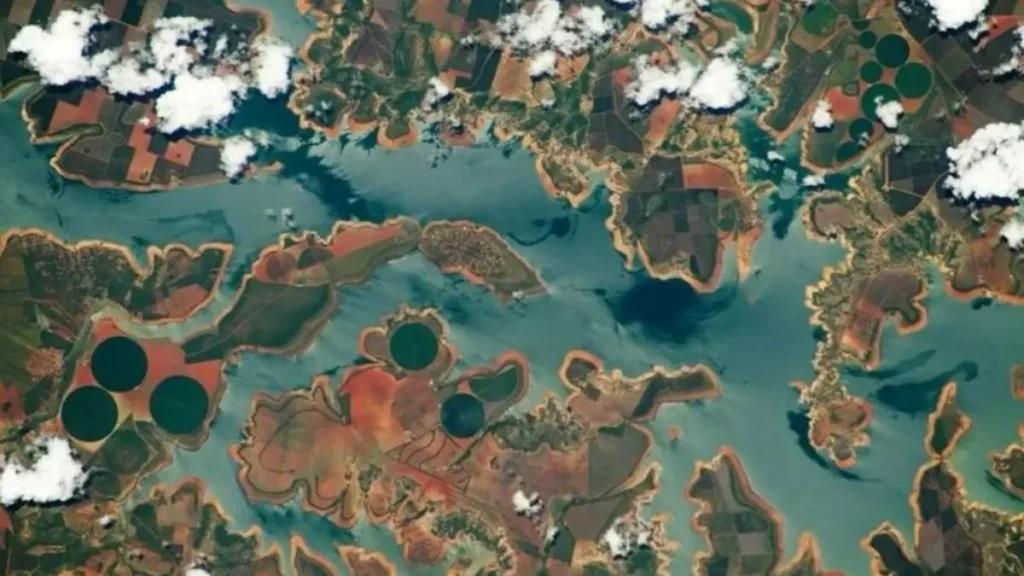 Computador exibindo informações climáticas e planejamento para pesca esportiva.