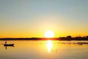 Vista aérea do Lago de Três Marias, importante destino de pesca esportiva em Minas Gerais.