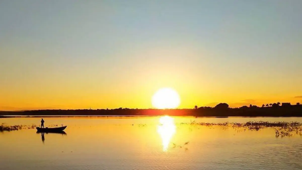 Vista aérea do Lago de Três Marias, importante destino de pesca esportiva em Minas Gerais.