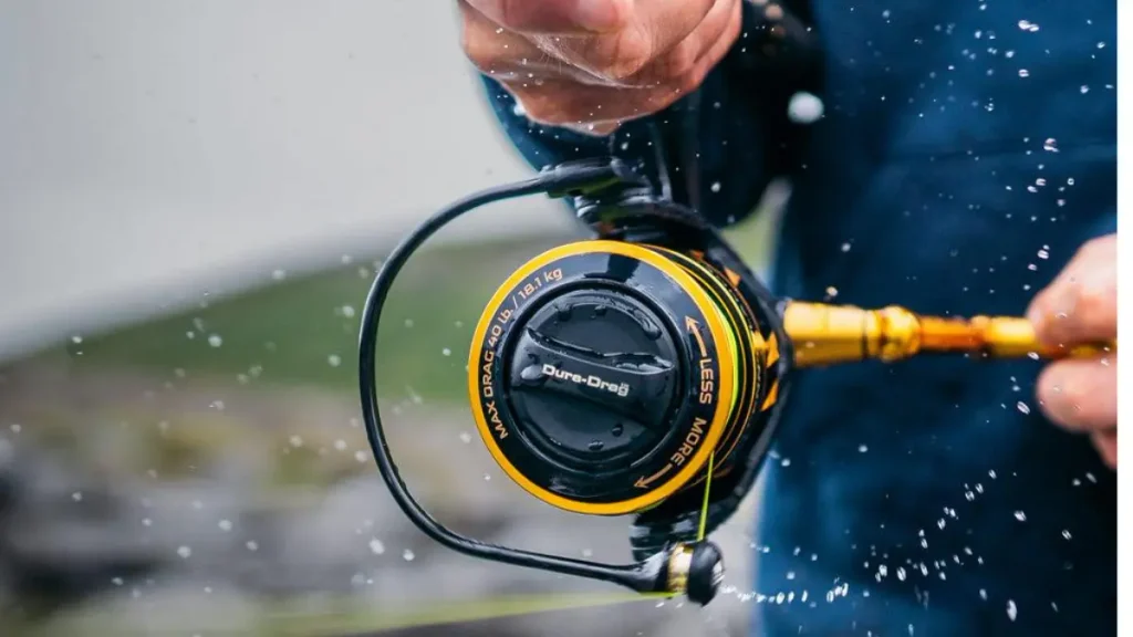 Freio e velocidade do molinete: como regular sem cometer erros. 3 Molinete de pesca durante recolhimento da linha, mostrando a influência da velocidade na pescaria.