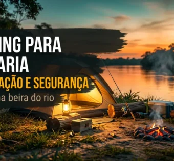 Camping para pescaria montado na beira do rio ao entardecer, com barraca iluminada, vara de pesca, caixa térmica e fogueira acesa.