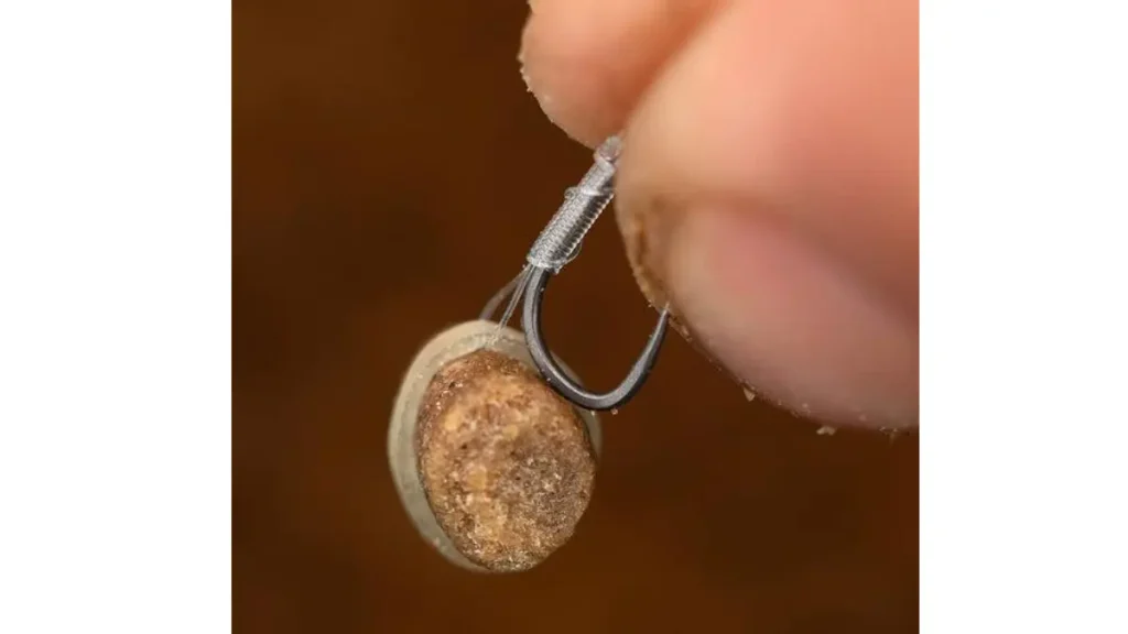 Ração artificial montada corretamente no anzol para pesca.