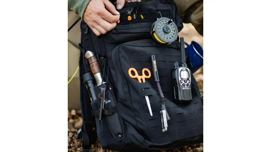 Kit de sobrevivência para pescaria remota: o que levar. 6 Mochila organizada com equipamentos para pescaria remota.