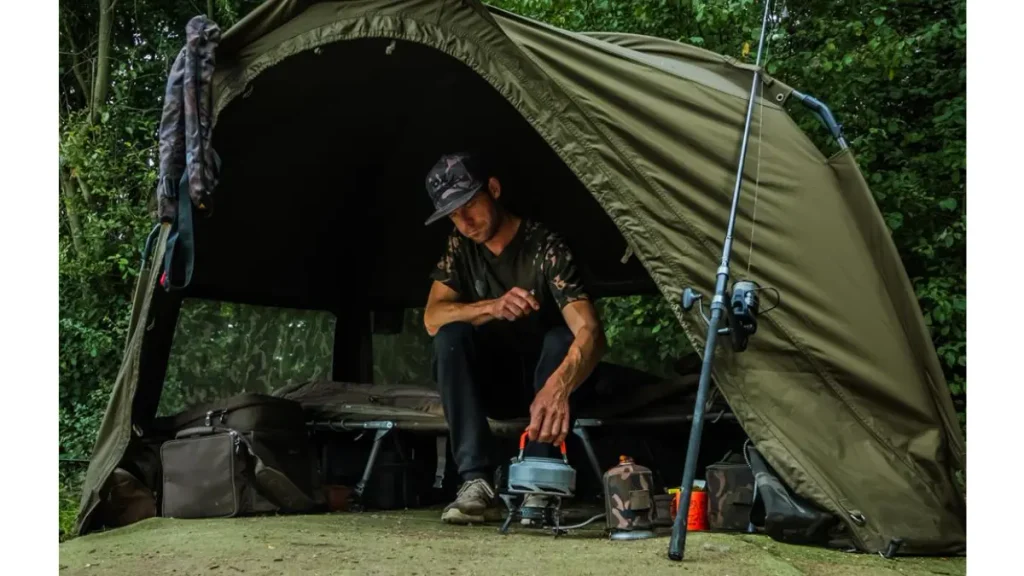 Montagem segura da barraca e organização do acampamento de pesca.