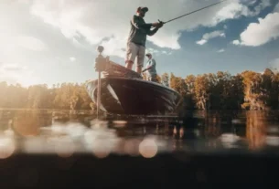Pescador adaptando a estratégia de pesca conforme as condições do dia.
