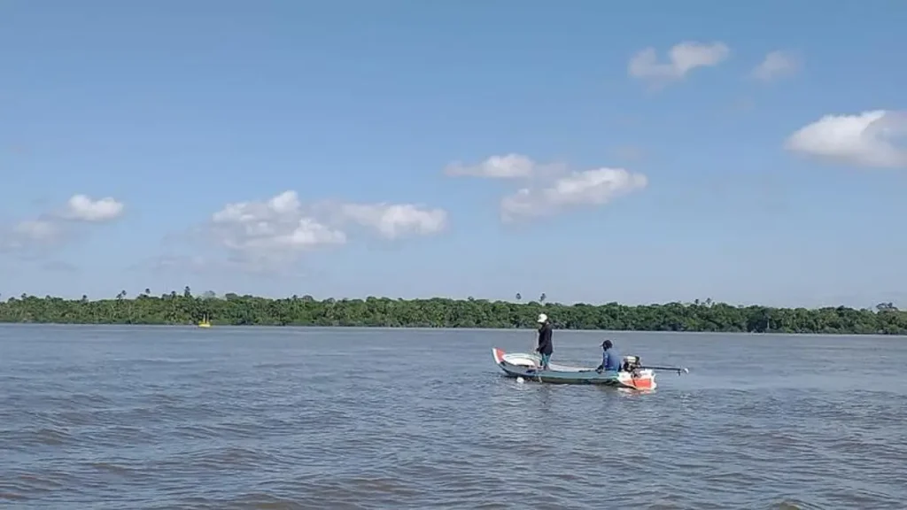Rio Guaporé, em Rondônia, com ambiente de pesca esportiva e paisagem amazônica.