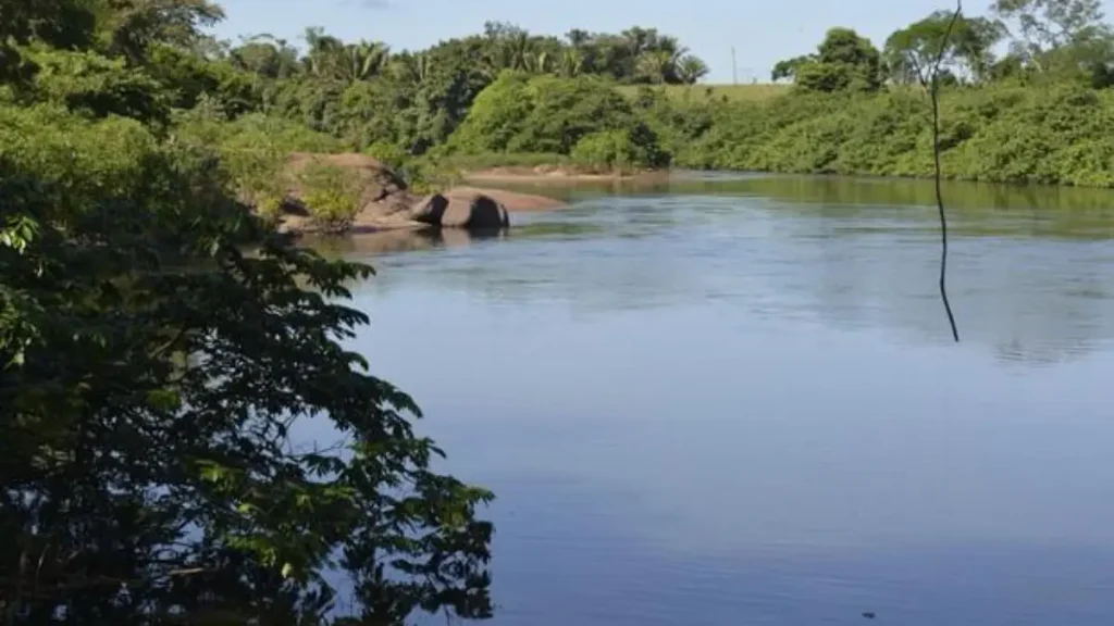 Rio Jamari, em Rondônia, próximo a Porto Velho, com ambiente para pesca esportiva.