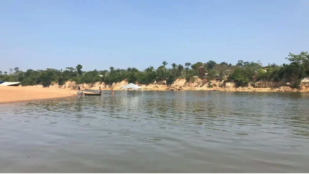 Rio Madeira, em Rondônia, com ambiente para pesca esportiva de grandes peixes.