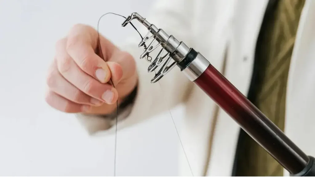 Como amarrar a linha na vara telescópica sem perder resistência. 4 Como calibrar a tensão correta da linha durante a amarração da vara telescópica.