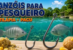 Anzóis de diferentes tamanhos sobre um deque claro, com tilápia e pacu na água ao fundo.