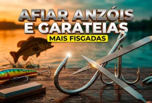 Anzol e garateia de aço inoxidável, sendo afiados com lima diamantada, ao lado de isca artificial, pedra de afiar e alicate de pesca, para aumentar as fisgadas.