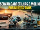 Carretilha e molinete limpos sobre superfície molhada, com frasco de óleo lubrificante, pano e escovinha de limpeza.