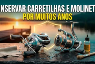 Carretilha e molinete limpos sobre superfície molhada, com frasco de óleo lubrificante, pano e escovinha de limpeza.