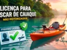 Pescador em caiaque laranja em rio de água turquesa ao nascer do sol, com licença de pesca e selo de verificação, ilustrando as regras de licença para pescar de caiaque não motorizado.