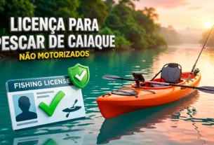 Pescador em caiaque laranja em rio de água turquesa ao nascer do sol, com licença de pesca e selo de verificação, ilustrando as regras de licença para pescar de caiaque não motorizado.