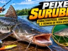 Peixe surubim de grande porte com corpo manchado e barbilhões evidentes, acompanhado de equipamentos de pesca em um rio.